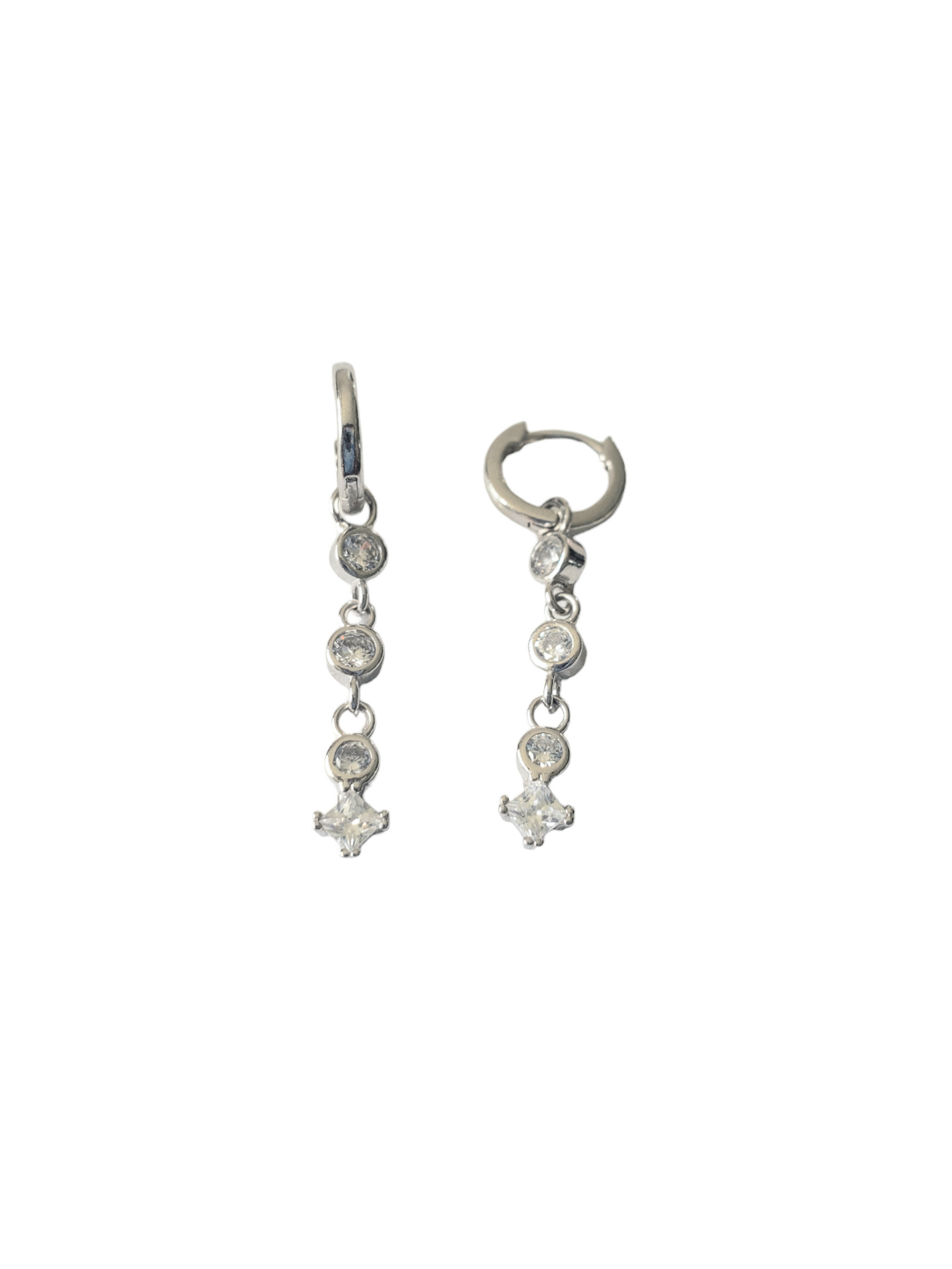 Huggies con cuatro Zirconias colgantes- Plata ley 925 con acabado en Rodio