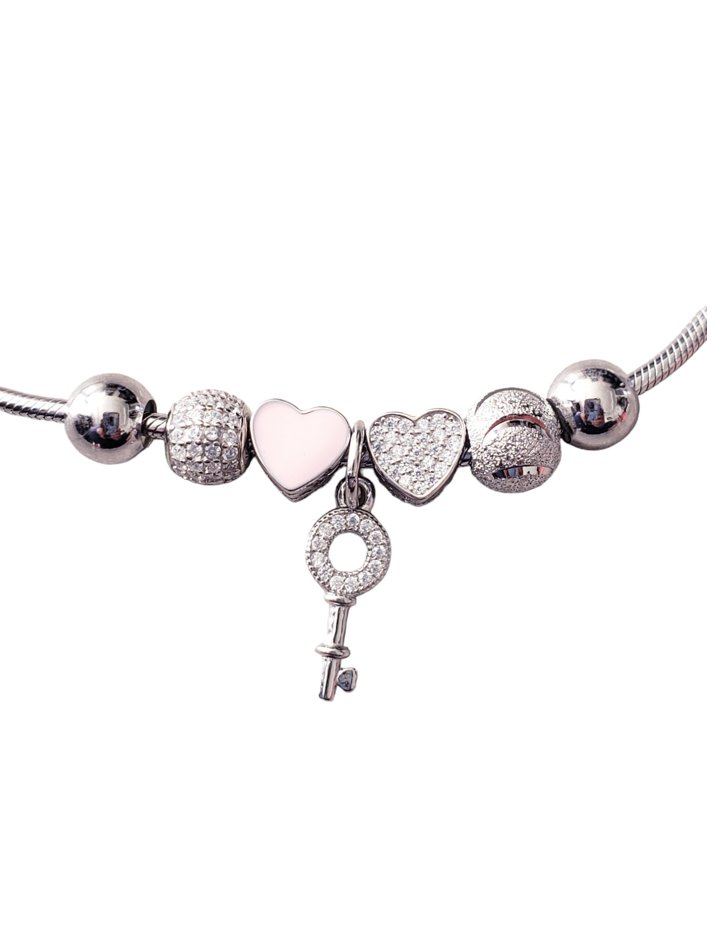 Pulsera con dijes, corazón, llave. Plata ley 925, acabado en rodio