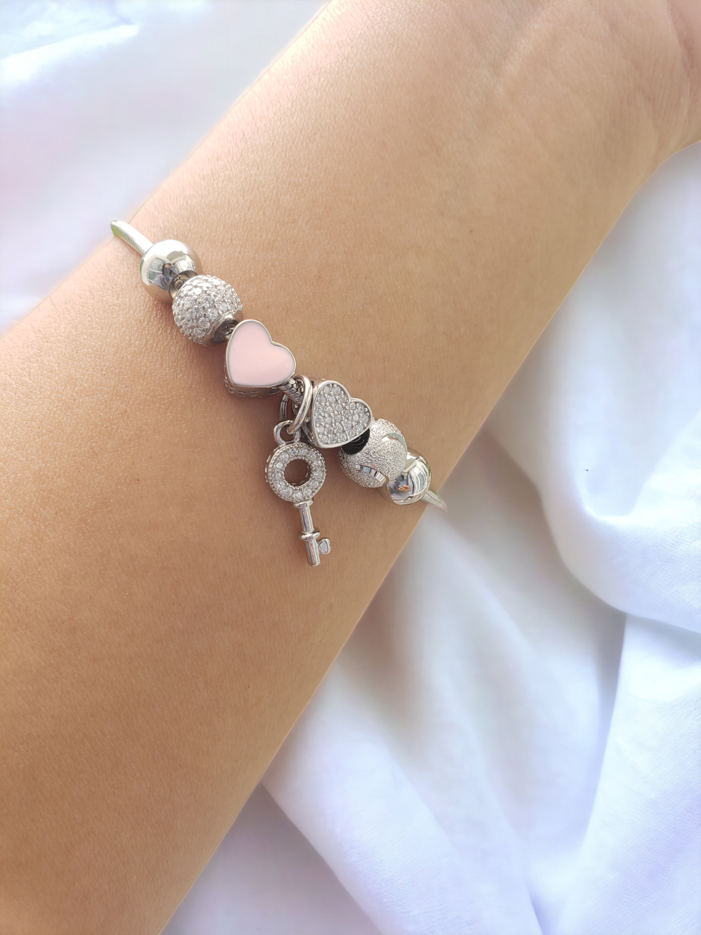 Pulsera con dijes, corazón, llave. Plata ley 925, acabado en rodio