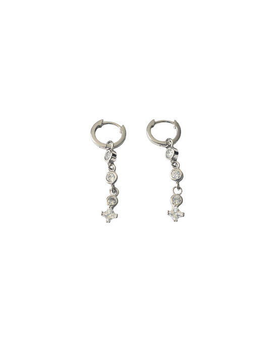 Huggies con cuatro Zirconias colgantes- Plata ley 925 con acabado en Rodio
