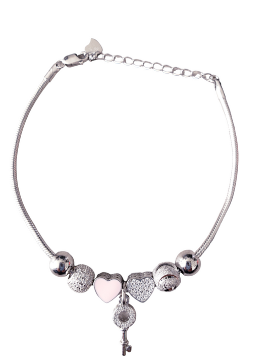 Pulsera con dijes, corazón, llave. Plata ley 925, acabado en rodio