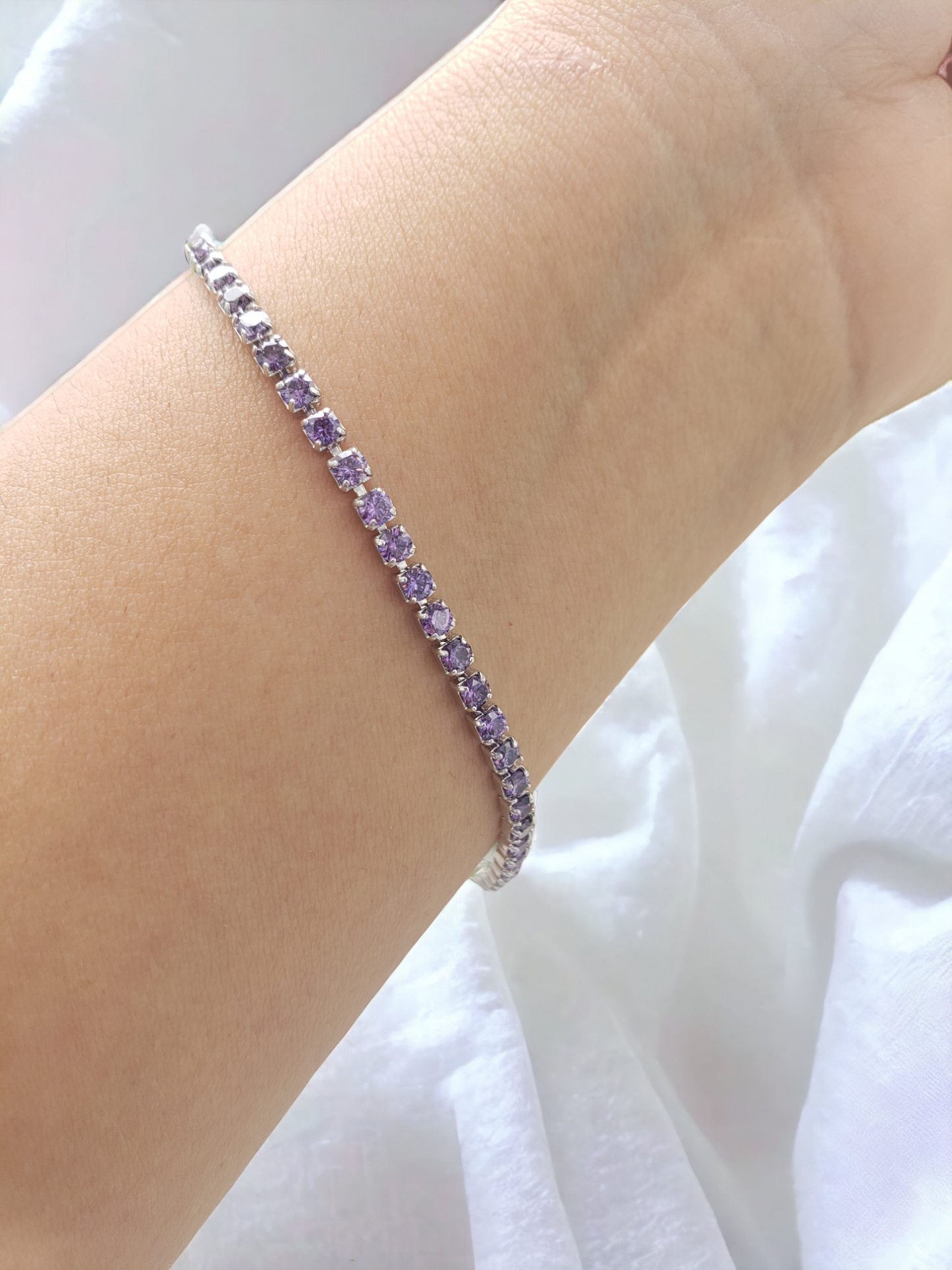 Pulsera de zirconias color amatista. Plata ley 925, acabado en rodio